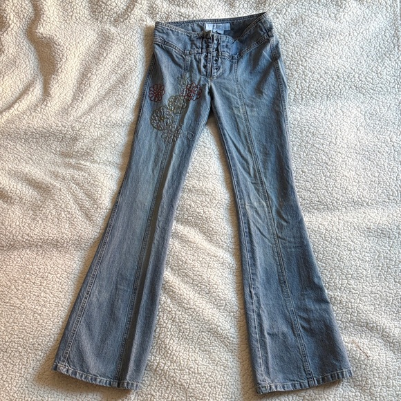 Denim - Vintage low rise embroidered jeans